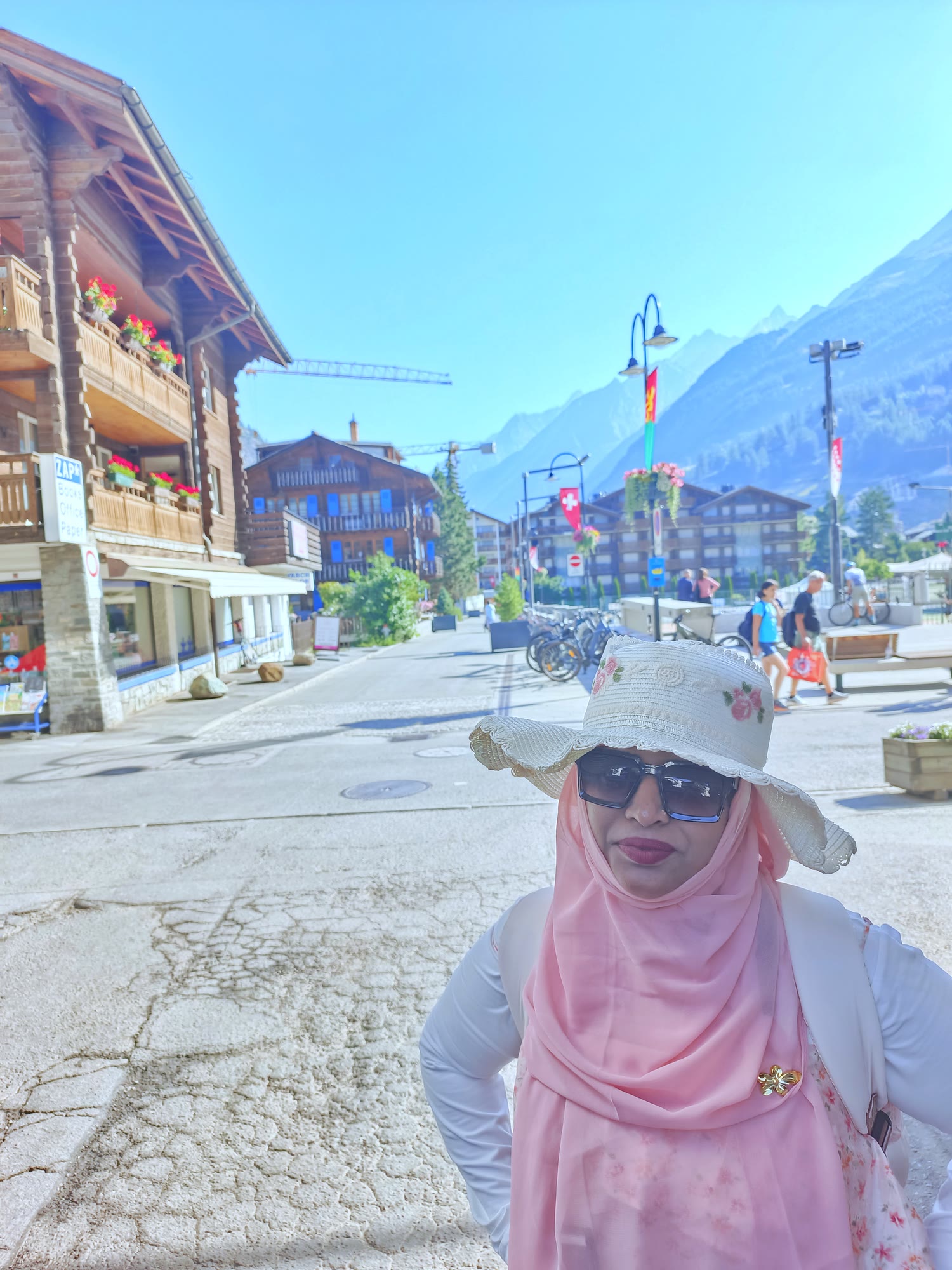 Zermatt street, car-free — Zermatt, Switzerland